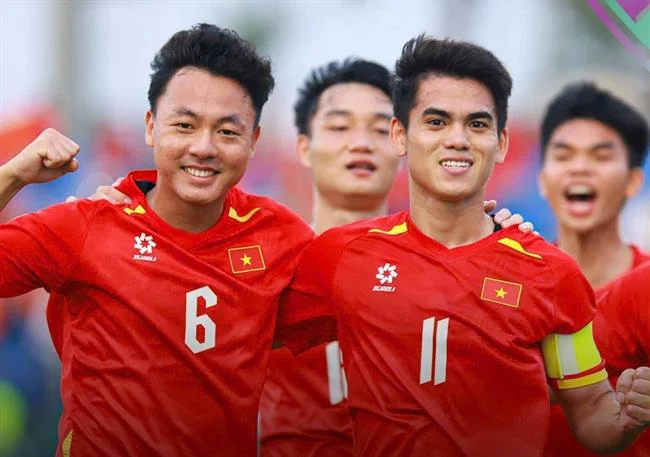 Người chơi đọc tài liệu điều khoản dịch vụ